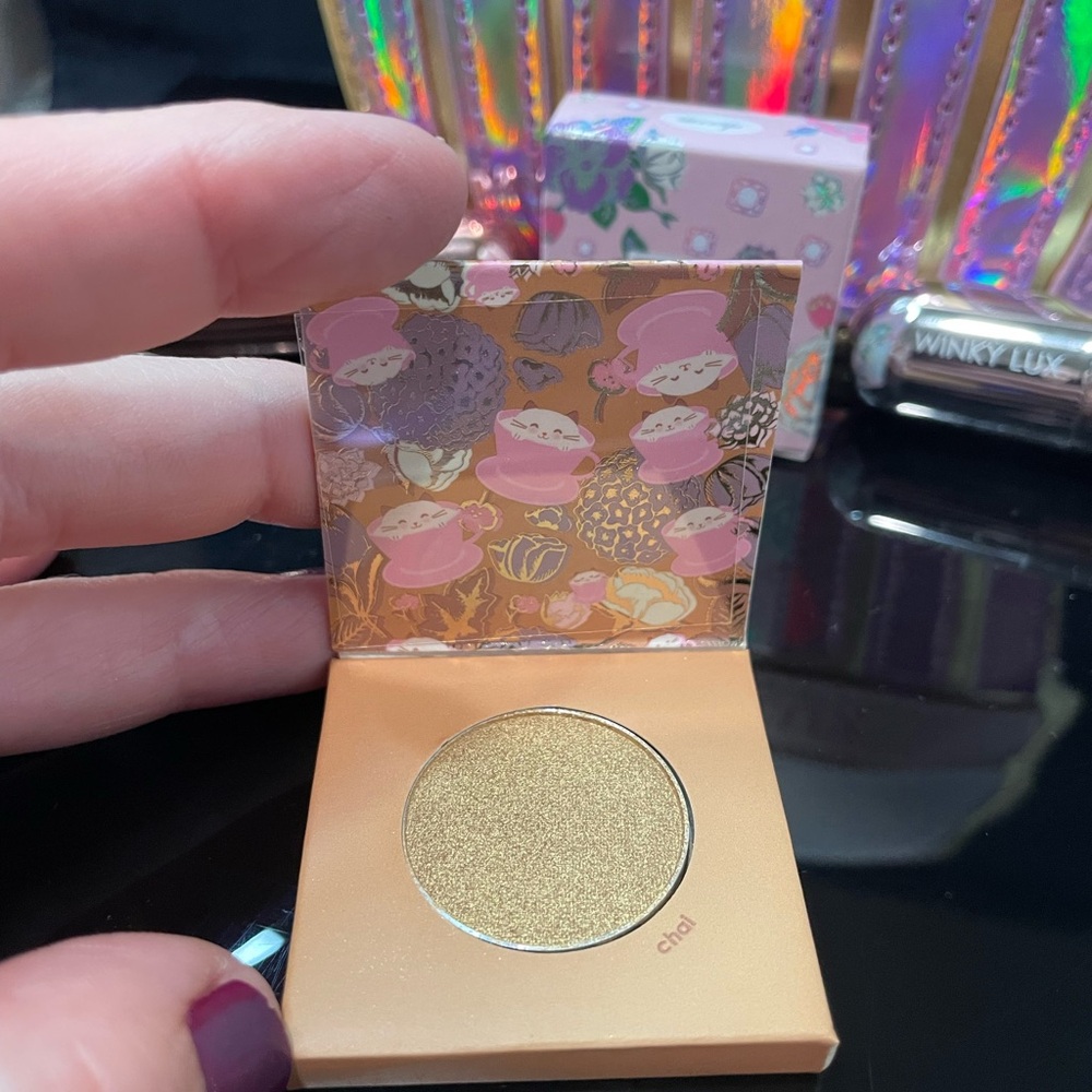 WINKY LUX Lipstick Duo, Highlighter and Eyeshadow with Cupcake Cosmetic Bag - Picture 2 of 8